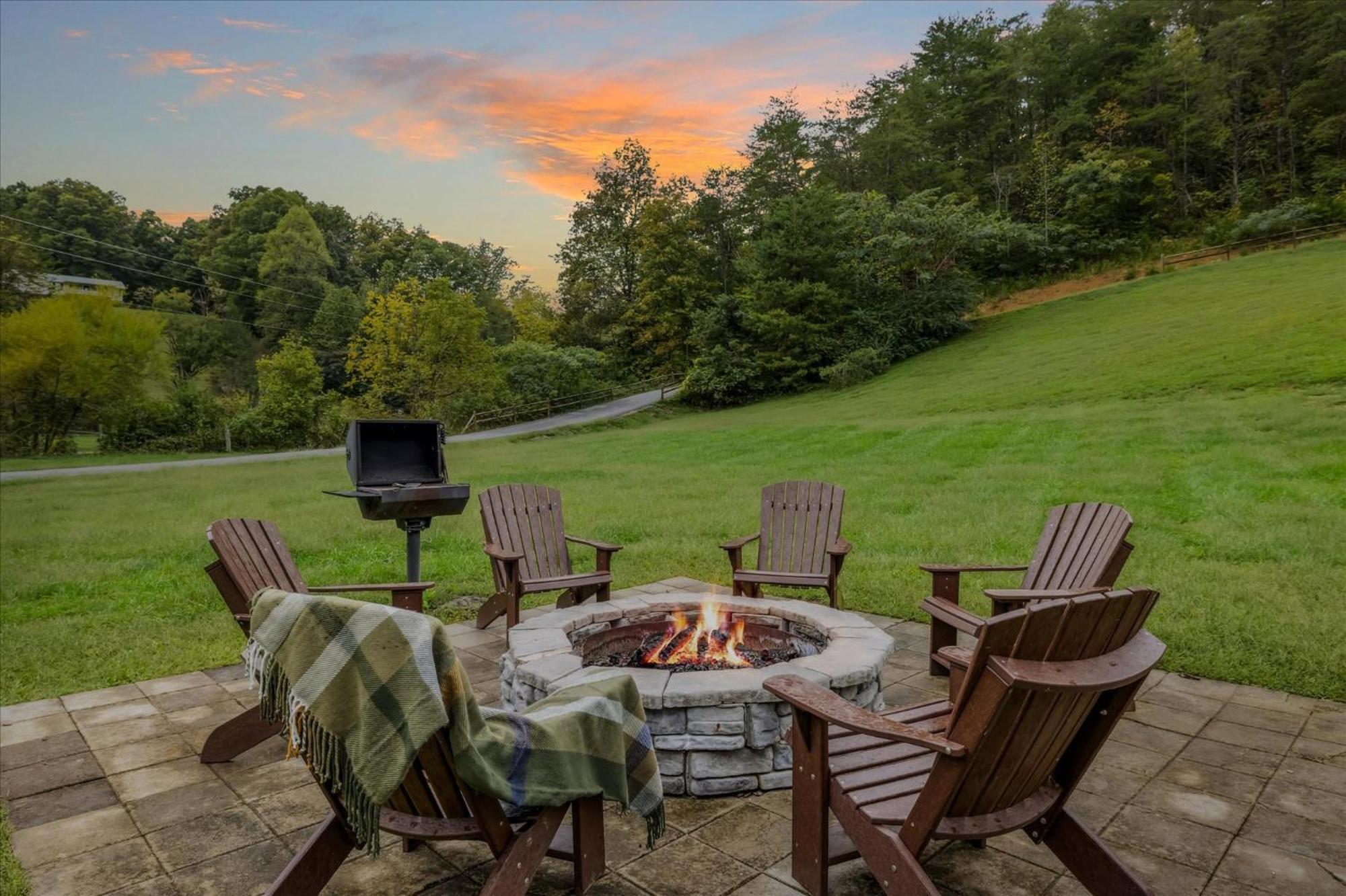 Hot Tub Fire Pit Game Room Theater Easy Access Sleeps 12 - Black Bear Lodge Пиджен Фордж Екстериор снимка